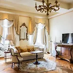 Maison d'hôtes Palazzo Lari - Historic Boutique Sarzana