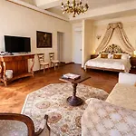 Palazzo Lari - Historic Boutique