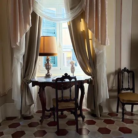 Palazzo Lari - Historic Boutique 게스트하우스 3*