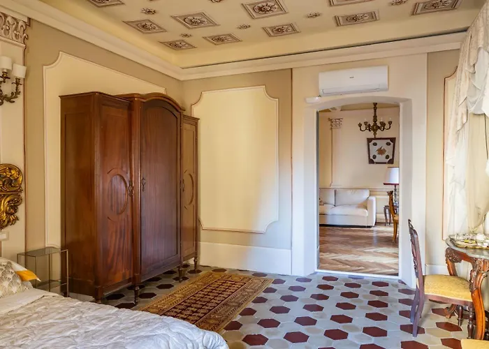 Palazzo Lari - Historic Boutique サルツァーナ