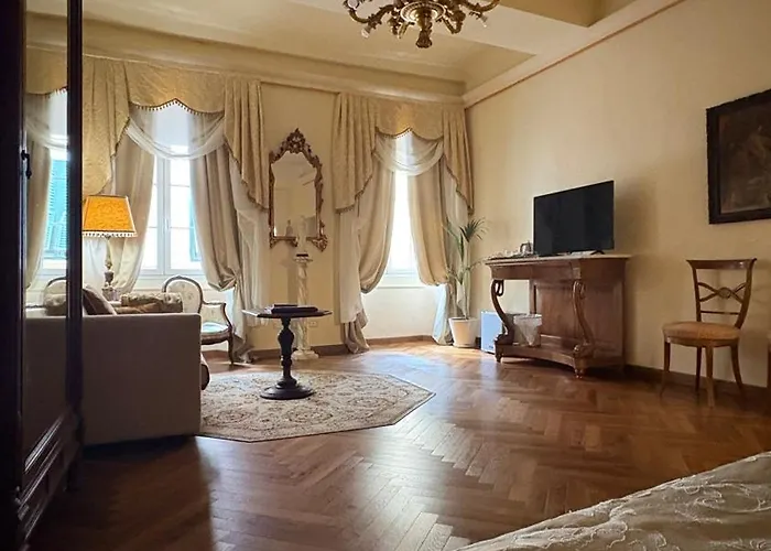 Palazzo Lari - Historic Boutique ゲストハウス サルツァーナ
