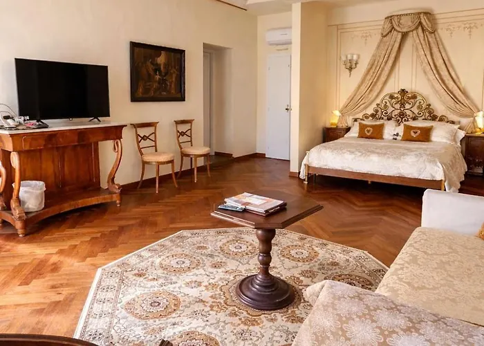Palazzo Lari - Historic Boutique