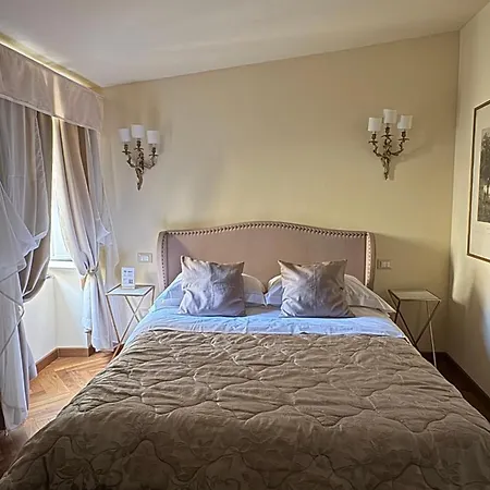 Palazzo Lari - Historic Boutique בית הארחה