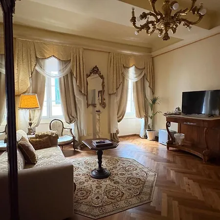Palazzo Lari - Historic Boutique ゲストハウス 4*