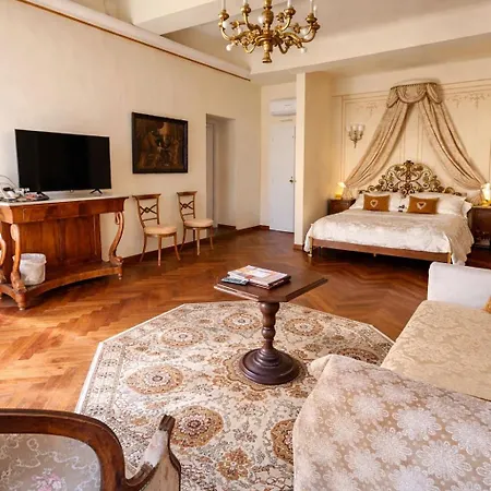 Palazzo Lari - Historic Boutique