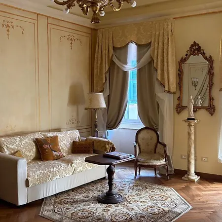 בית הארחה Palazzo Lari - Historic Boutique 4*